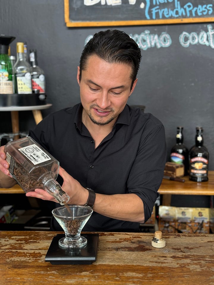 El dueño de Coati´s Coffee Shop explicándome la "mística" del buen café mientras lo pesa y así sirve el expreso, con agua para limpiar paladar y cucharilla para mezclar sabores y aromas. Foto propia.