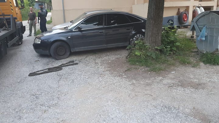 Revealing Clues: First Image Captures Belgrade-Plated Vehicle, Second Image Exposes Its Intriguing Trunk Contents.