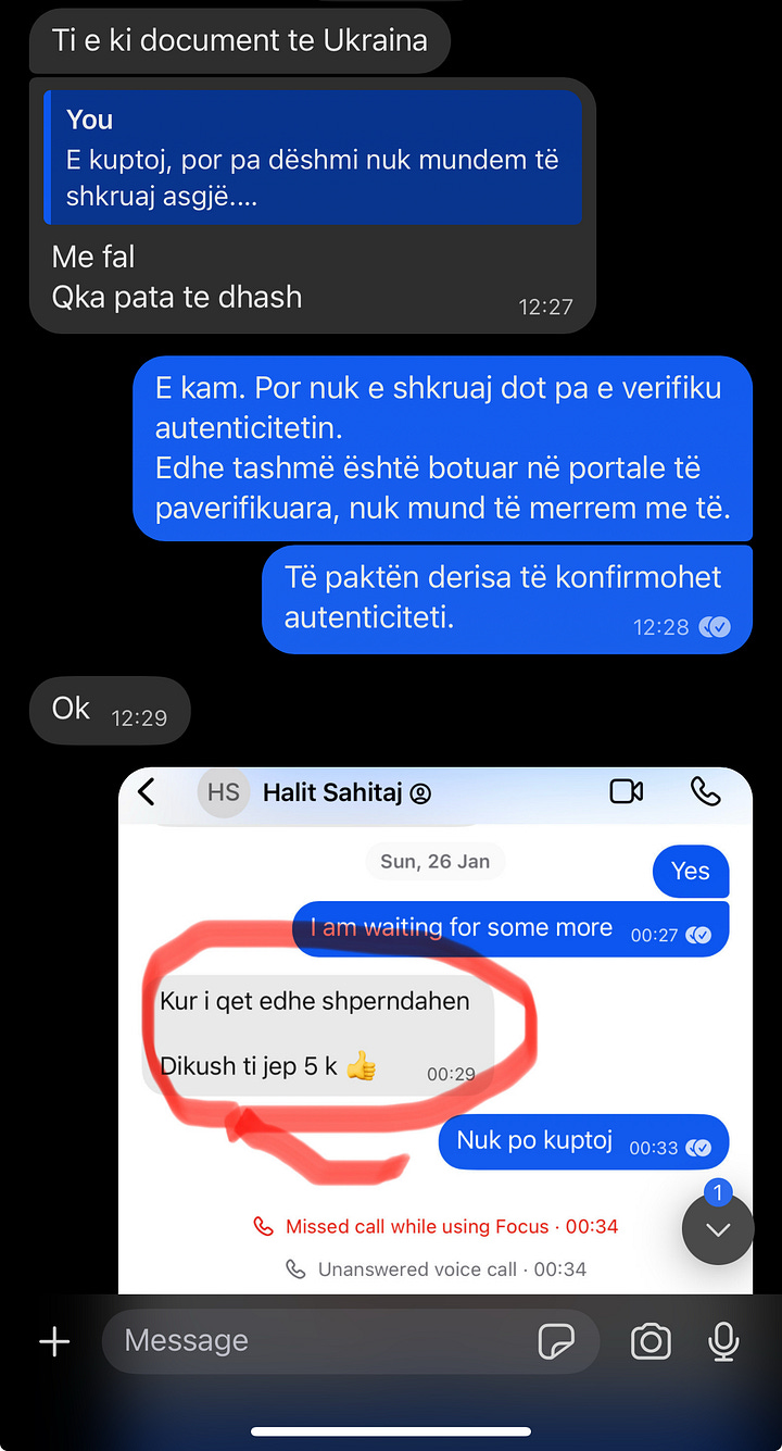 Kjo është një shkëputje fotografike e komunikimit në rrjetin ‘Signal’ Janar 2025, ku Halit Sahitaj duket se diskuton propozime financiare, duke përmendur mundësinë e ofrimit të një shume prej £5,000 si formë mbështetjeje. Ky ndërveprim pasqyron taktikat e përshkruara më herët, ku nxitjet financiare paraqiten si gjeste bujarie apo si vlerësim për profesionalizmin, një skemë e dokumentuar edhe në hetimet tona të vazhdueshme lidhur me veprimtarinë kriminale të Halit Sahitajt dhe eprorëve të tij.