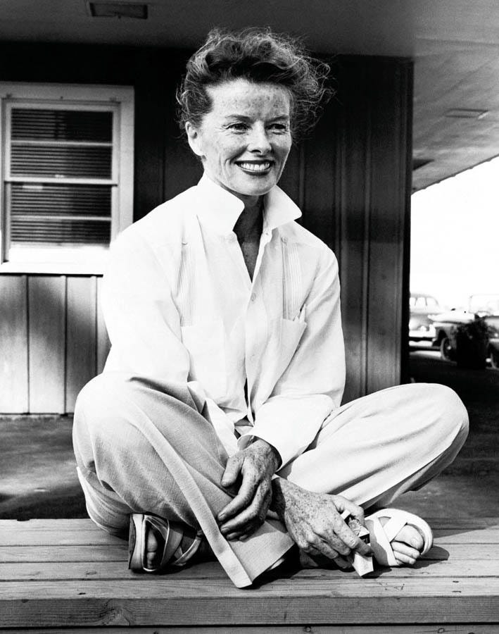  Solda Katherine Hepburn, Kaynak: Daily Sabah // Sağda Marilyn Monroe, Kaynak: Eve Arnold, The Misfits 1961 setinden, Kaynak: Classiq.me