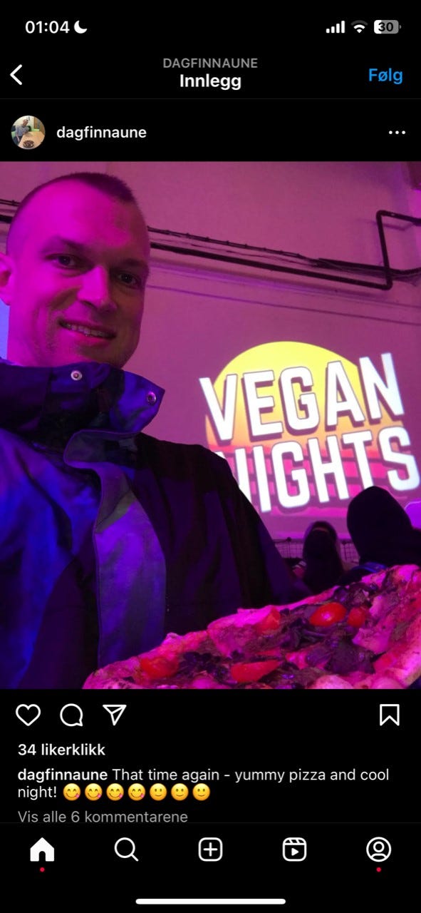 Kostholdsforsker Dagfinn Aune poserer med pizza på veganske arrangementer