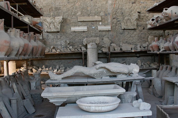 images of the victims and their belongings in Pompeii