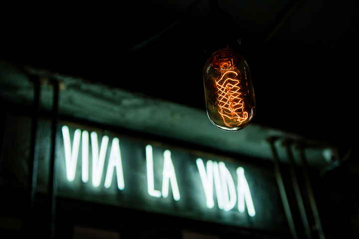 Flourescent 'Viva La Vida' sign. Late Night Bar. Photos by Davidson Luna and Gabriel Reis via Unsplash.