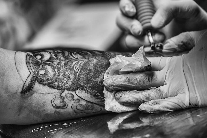 varios estilos de tatuajes, realista tatuaje, tatuaje minimalista,