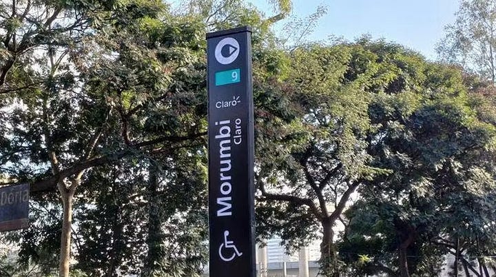 Placa da estação Morumbi-Claro da CPTM e da estação Botafogo/Coca-cola no Metrô