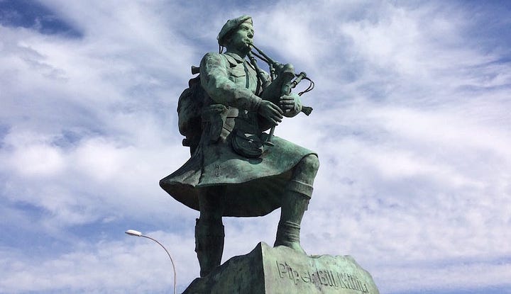 Portraits se soldats de la bataille de Normandie: Heinrich Severloh et Bill Mullin (statue)