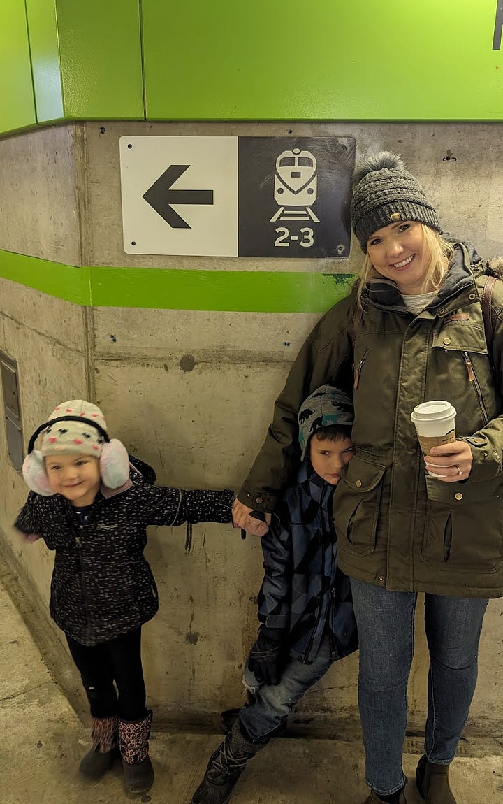 The Kooman family does Toronto - images of the Go Train and Ripley's aquarium