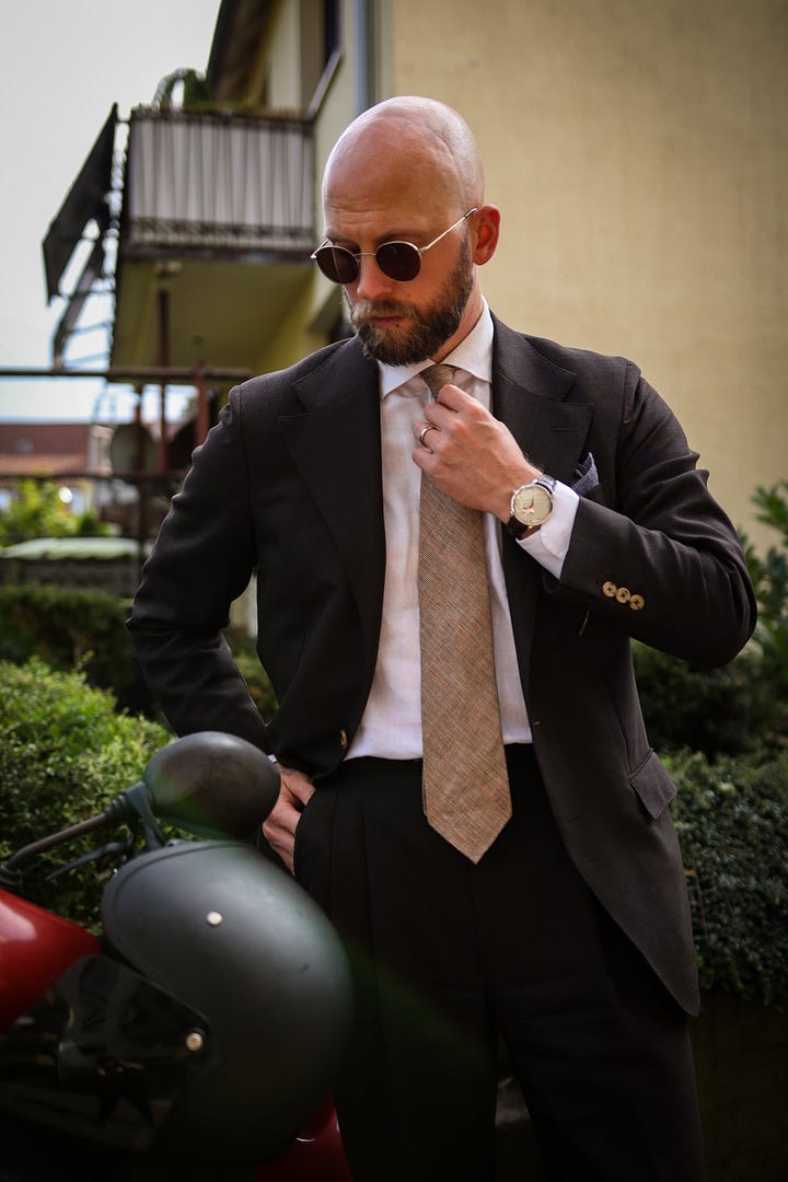 Brauner Anzug aus Fresco, beige Krawatte und weißes Hemd