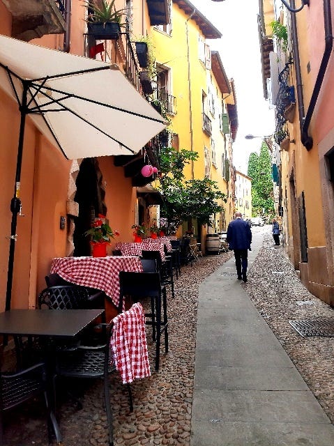 a passeggio per le vie di Desenzano del Garda