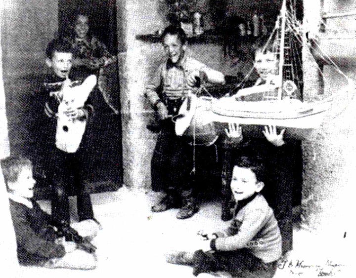 foto d'epoca in bianco e nero che ritraggono bambini impegnati nei canti natalizi greci