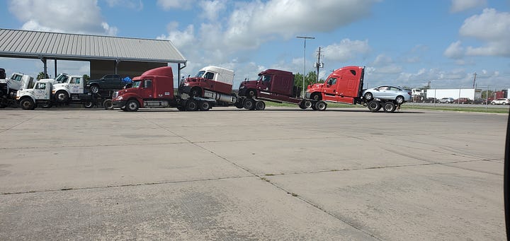 Transmigrante vehicles waiting in line at Mexican border crossings