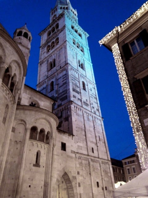 Duomo di Modena, illuminato di sera e con splendide decorazionii all'interno, affreschi e mosaici