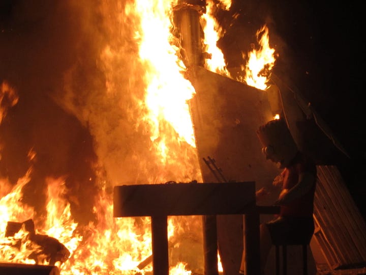 Esculturas pegando fogo no festival Fallas