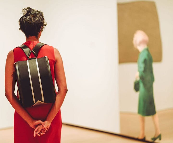 Photo de femmes et d'hommes avec le sac a dos