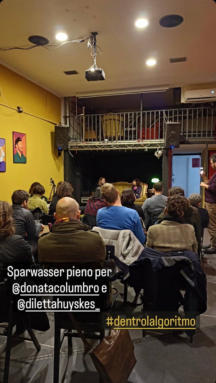 La sala del circolo Sparwasser piena di persone, e Donata e Diletta sul divano a presentare il libro