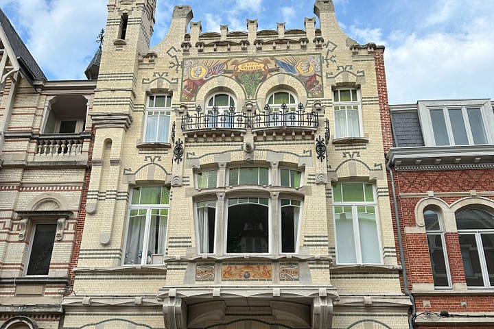 Images of houses on Cogels-Osylei in Antwerp.