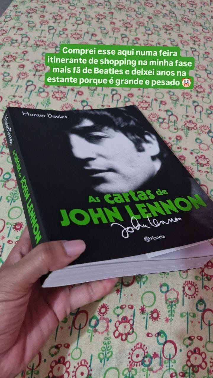 Imagem da esquerda: página de "introdução" de um livro impresso, com folha branca, com um post-it cor de rosa comprido sobre a primeira linha do texto. Acima do título há vários bonequinhos, um menor do que outro, formando uma escadinha. Imagem da direita: Minha mão segurando o livro "As cartas de John Lennon", de Hunter Davies