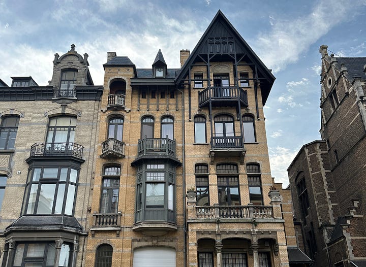 Images of houses on Cogels-Osylei in Antwerp.