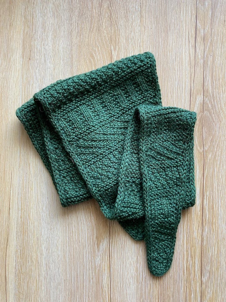 The images show a green, textured knitted scarf laying on a wooden background