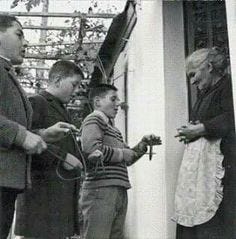 foto d'epoca in bianco e nero che ritraggono bambini impegnati nei canti natalizi greci