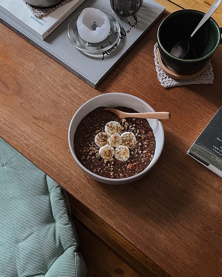 Image 1: Close-up of seasonal spiced hot chocolate from Söderberg. / Image 2: A bowl of porridge made with mashed banana and cacao.