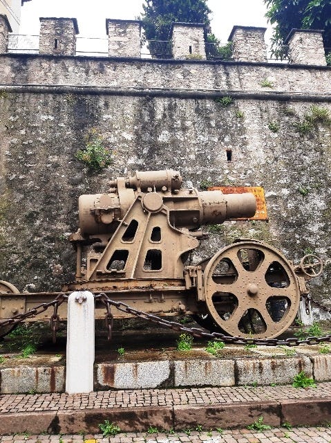 verso il museo della guerra di Rovereto - un cannone austroungarico e la lapide ad onore dei caduti