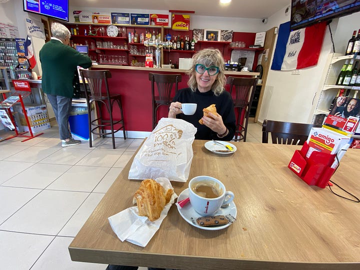 Pain o'chocolat and coffee en Beaumont-a-la-Ronce, France