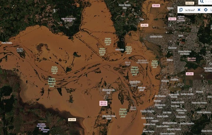 Duas imagens de satélite do delta do rio Jacuí no Rio Grande do Sul. À esquerda o rio em seu leito normal e as cidades no seu entorno. À direita o alcance das águas das cheias em cor marrom, mostrando a lama que invadiu centenas de cidades.