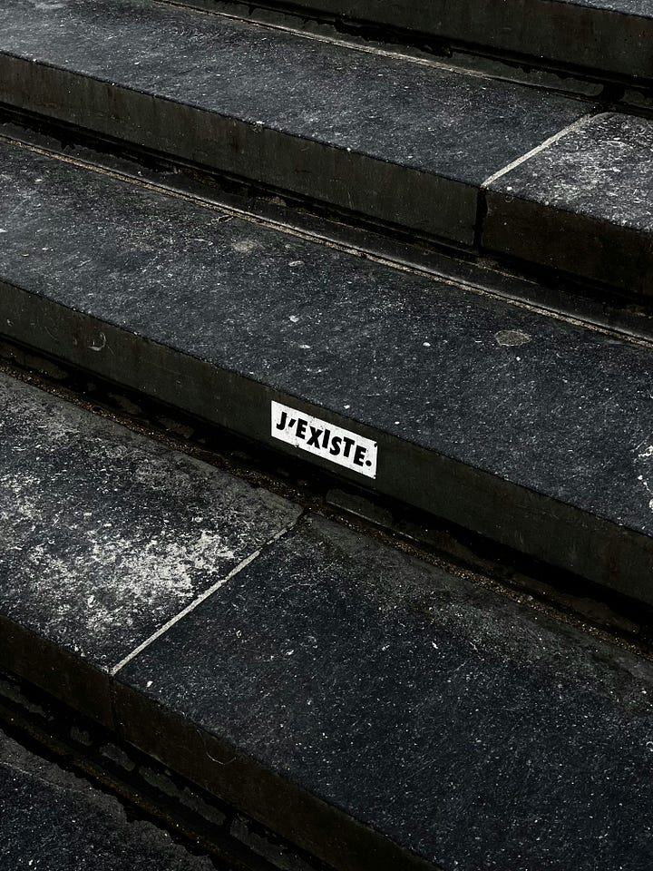 "J'Existe" written on steps and a burger. Photos by Nicolas Mastrogiacomo and Fotografía de Alimentos via Unsplash.