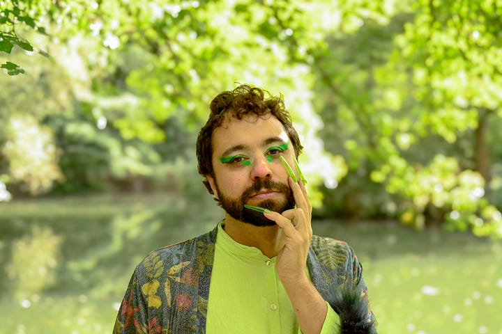 Im wald sind ben und frederik in grünen, märchenhaften kostümen. verschiedene posen, closeup und ganzkörper. ben hat ein akkordeon, frederik einen zweispitzigen weißen hut mit schleier.