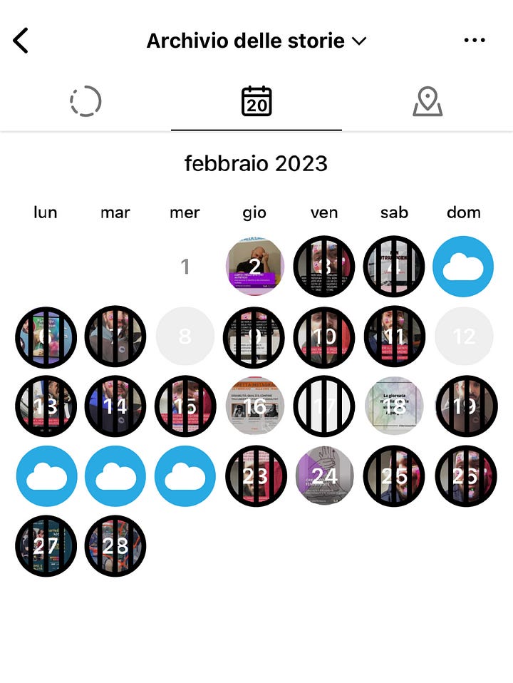Febbraio 2023, su 28 giorni, in 23 sono presenti delle storie. In 18 è visibile lo sfondo di casa, in 4 il cielo esterno. 1 giorno a inizio mese e 3 giorni consecutivi verso la fine. Marzo 2023, su 31 giorni, in 30 sono presenti delle storie. In 21 è visibile lo sfondo di casa. In 3 giorni consecutivi è visibile il cielo esterno, a inizio mese.