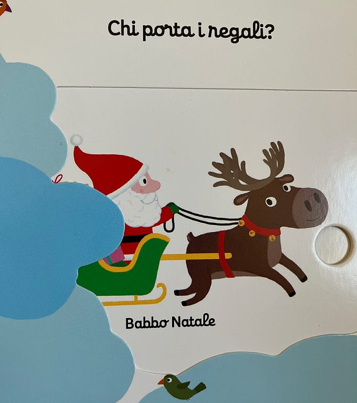 A sinistra: una renna spunta dalle nuvole. Il testo legge "Chi porta i regali?". A destra: l'inserto è stato tirato e si vede ora che dietro la renna c'era Babbo Natale. È comparso anche un testo che dice "Babbo Natale"