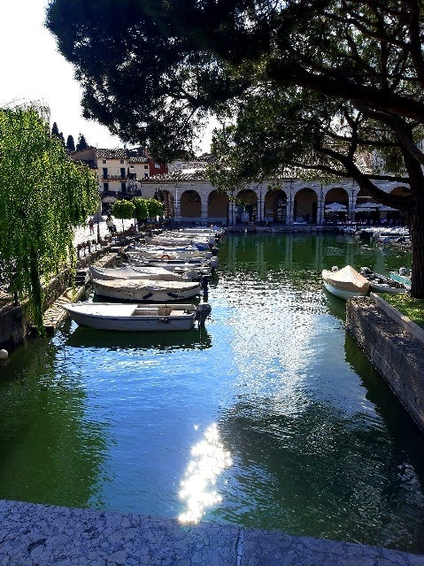 a passeggio per le vie di Desenzano del Garda