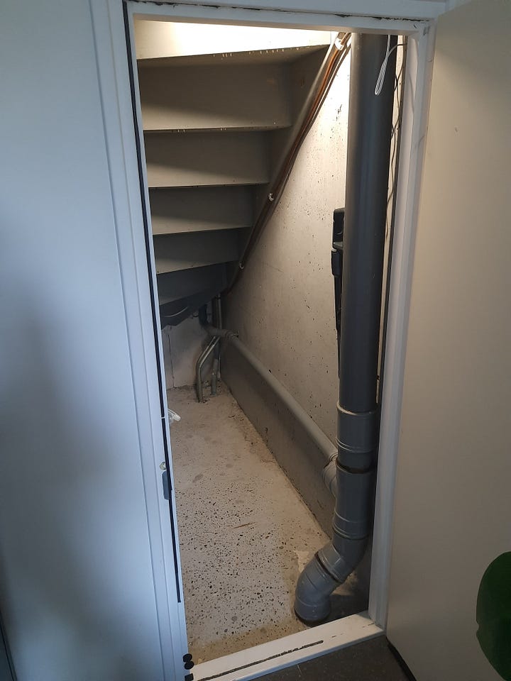 Voor en na foto's van de opgeknapte trapkast