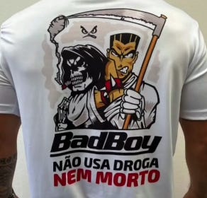 Imagem 1: caderno do Bad Boy fazendo standup paddle; Imagem 2: blusa do Bad Boy dando um mata-leão na MORTE, de foice e tudo, com a excelente mensagem "Bad Boy não usa droga NEM MORTO"