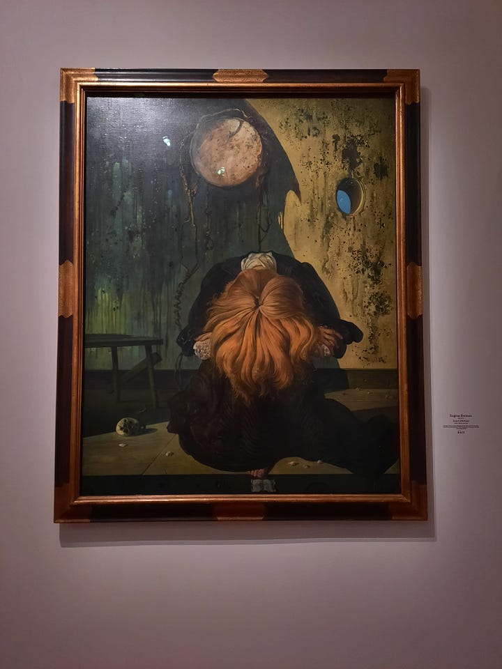 En haut à gauche : Eugène Berman "Sunset (Medusa)" 1945. il s'agit d'une peinture d'une femme accroupie, les mains sur le viage. Nous ne voyons que sa chevelure rousse ainsi que sa posture avachie. Le décor est sinistre et terne. / En haut à droite : vue de l'exposition sur le thème du théâtre, il s'agit de plusieurs croquis et esquisses sur ce thème. / En bas à gauche : vue de l'exposition, pan de mur dédié à Thérèse Debains avec quelques uns de ses tableaux, dont trois portraits, un paysage et une nature morte. / En bas à droite : Pavel Tchelitchew "Interior Landscape" Vers 1947. Il s'agit d'un tableau représentant l'intérieur d'un crâne humain, les couleur sont vives, bleues et oranges.