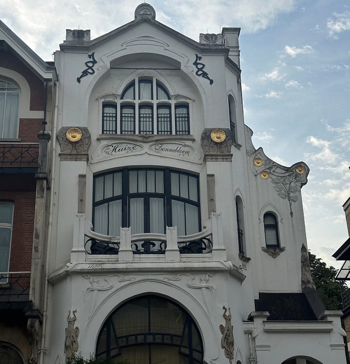 Images of houses on Cogels-Osylei in Antwerp.