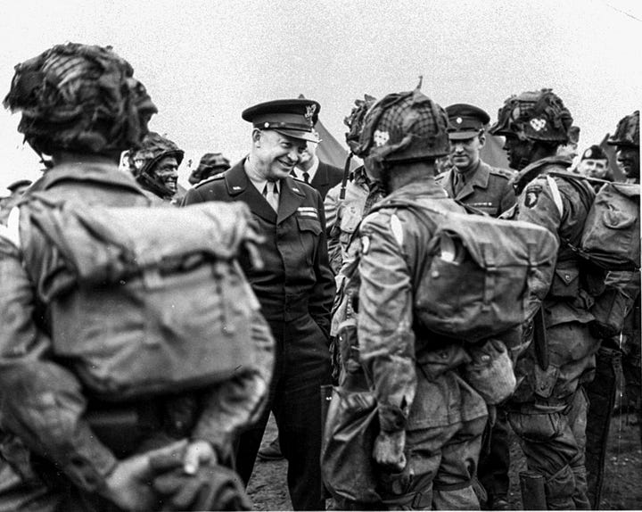 Images de guerre du débarquament de Normandie: le général Eisenhower saluant des troupes US; des troupes britanniques débarquent.