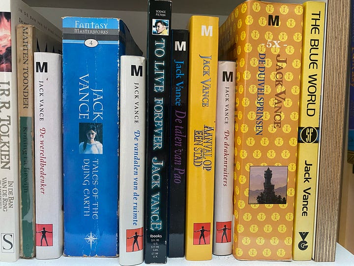 Two pictures of rows of books from Jack Vance on a bookshelf, mostly in Dutch translations.