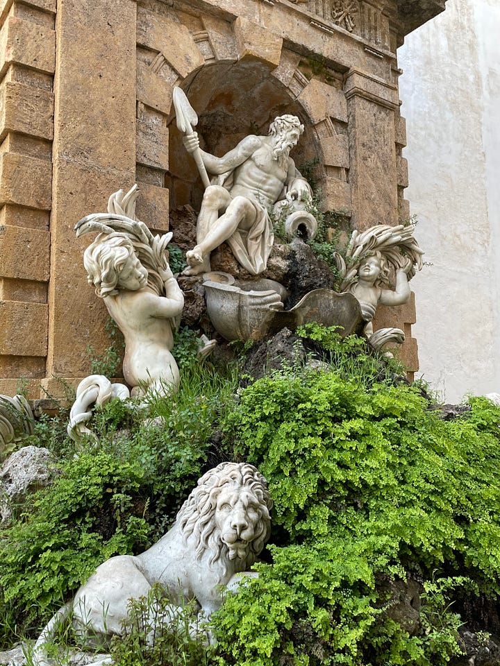 le foto dei due lati della Fontana dell'Oreto, con i due leoni
