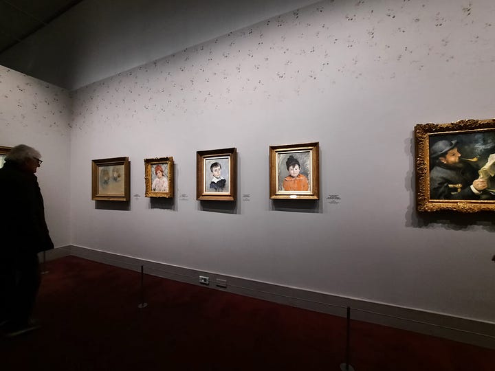 En haut à gauche : portrait de Léon Monet par Claude Monet vers 1874. Il s'agit d'un portrait classique d'un homme habillé de noir avec un haut-de-forme. / En haut à droite : vue de l'exposition sur l'industrialisation du textile. Il y a plusieurs échantillons de textiles différents ainsi que des ouvrages dans des vitrines basses.  / En bas à gauche : vue de l'exposition, tableaux impressionnistes de paysages, l'un enneigé, l'autre d'un ruisseau avec un arbre à proximité. / En bas à droite : vue de l'exposition, portraits familiaux.