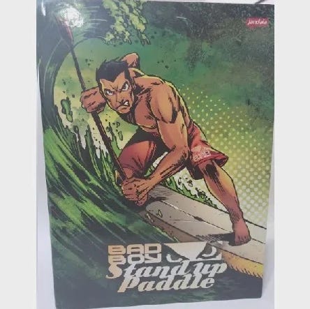 Imagem 1: caderno do Bad Boy fazendo standup paddle; Imagem 2: blusa do Bad Boy dando um mata-leão na MORTE, de foice e tudo, com a excelente mensagem "Bad Boy não usa droga NEM MORTO"