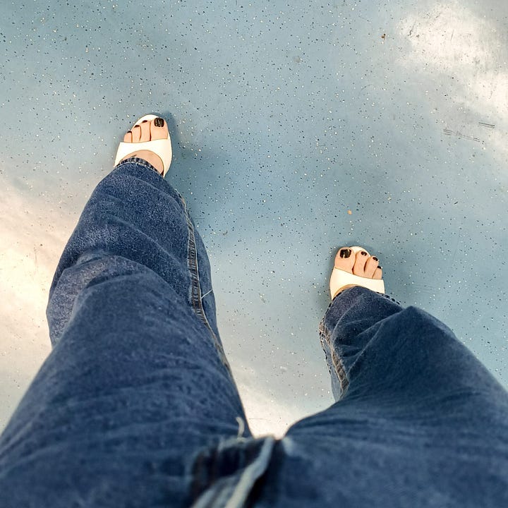 Fotos das minhas pernas com calça jeans e o sapato no pé.