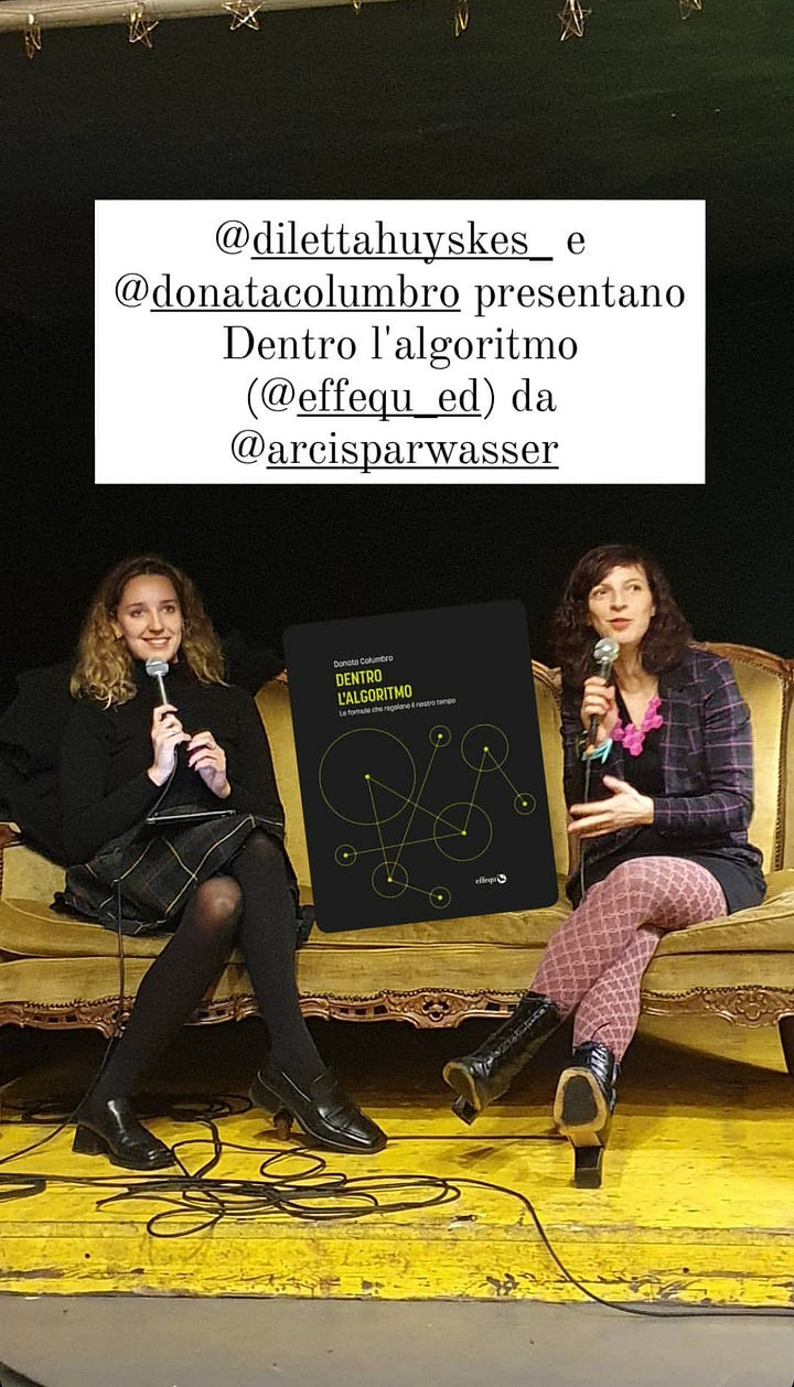 La sala del circolo Sparwasser piena di persone, e Donata e Diletta sul divano a presentare il libro
