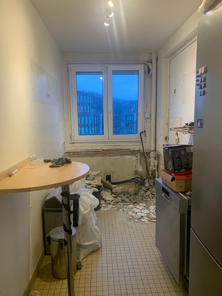Before and after photos of a kitchen remodel in Paris