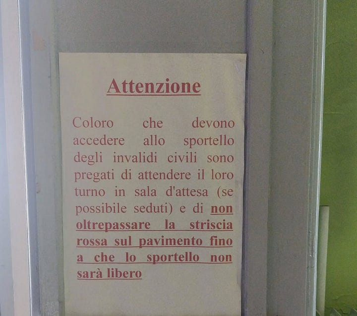 Due fotografie affiancate del vetro di un ufficio pubblico con appesi dei volantini che dicono. UFFICIO INVALIDI MARTEDI' MERCOLEDI' VNERDI' DALLE 09,00 ALLE 12,00 I SENSORI FREE STYLE SI RITIRANO QUI - Attenzione. Color che devono accedere allo sportello degli invalidi civili sono pregati di attendere il loro turno in sala d'attesa (se possibile seduti) e di non oltrepassare la striscia rossa sulpavimento fino a che lo sportello non è libero