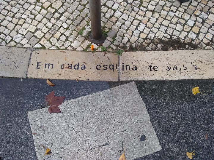 Calçada com texto escrito no chão: Em cada esquina te vejo, em cada esquina te vais