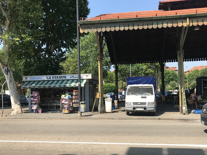 Images of a weekly Italian market, with lots of fresh produce and life