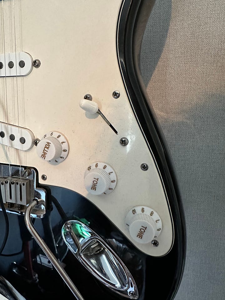 Control knob configurations on different guitars