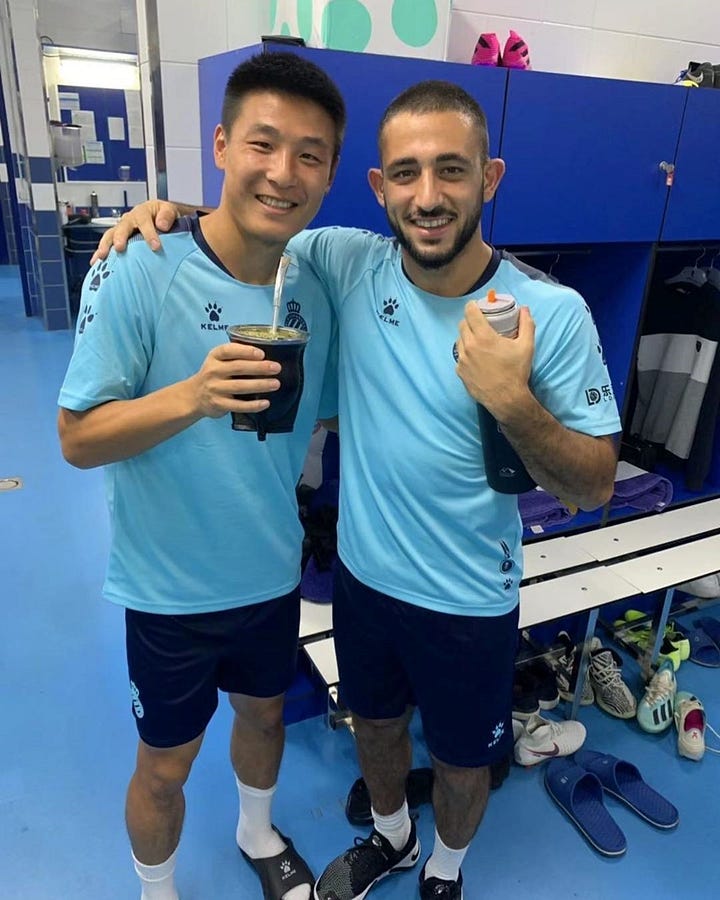 Wu Lei con un mate en la mano